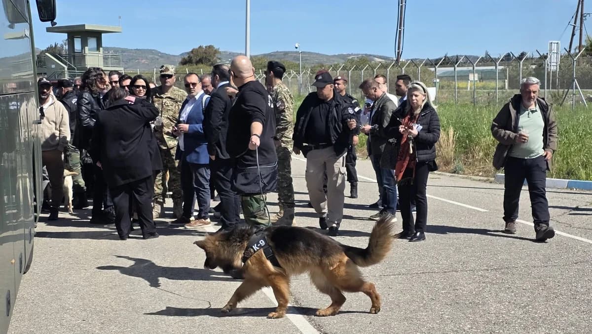 אבטחה מוגברת בבסיס האווירי בפאפוס לקראת פגישת מקרון, מיצוטאקיס וכריסטודולידיס