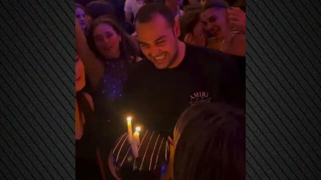 כריסטוס קוגיאס חוגג את יום הולדתו ה-24 במועדון לילה