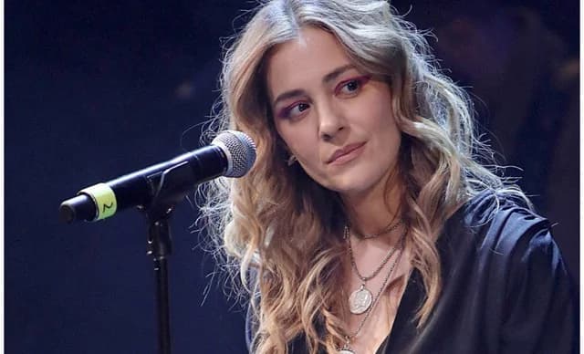 Natassa Bofiliou se vuelve viral cantando a Kiamos en una fiesta de disfraces
