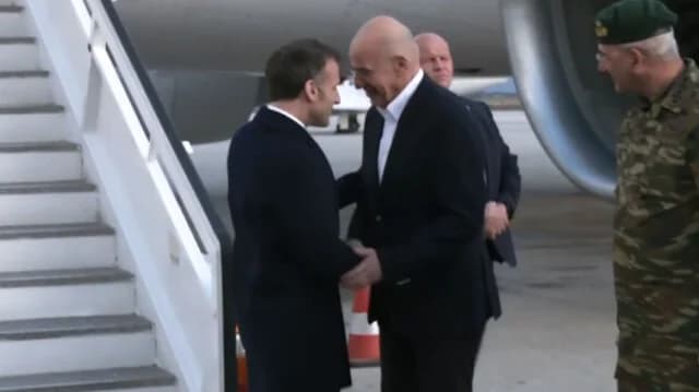 Μακρόν στη Σούδα, υποδοχή από Δένδια