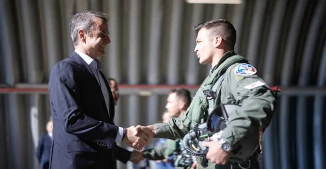 K. Mitsotakis besucht griechische F-16-Piloten in Zypern