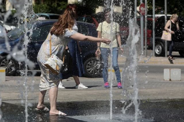 חללים ממוזגים נפתחים בעיריית אתונה עקב גל חום