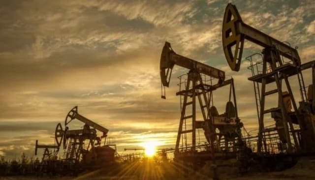 Precios del petróleo caen por debajo de $90 tras repunte a $120