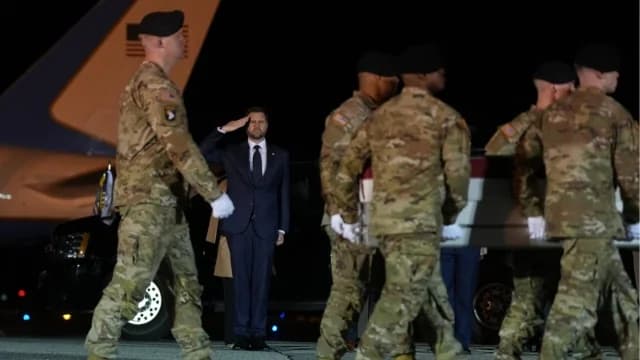 Ванс и Хегсет на церемонии прощания с американским солдатом, убитым Ираном