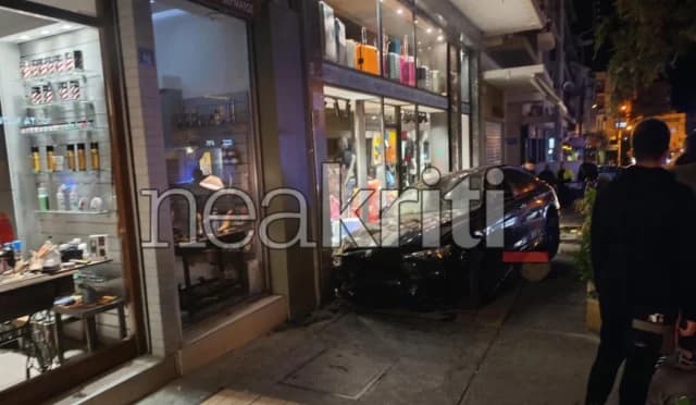 伊拉克利翁：汽车撞倒27岁行人并撞入商店
