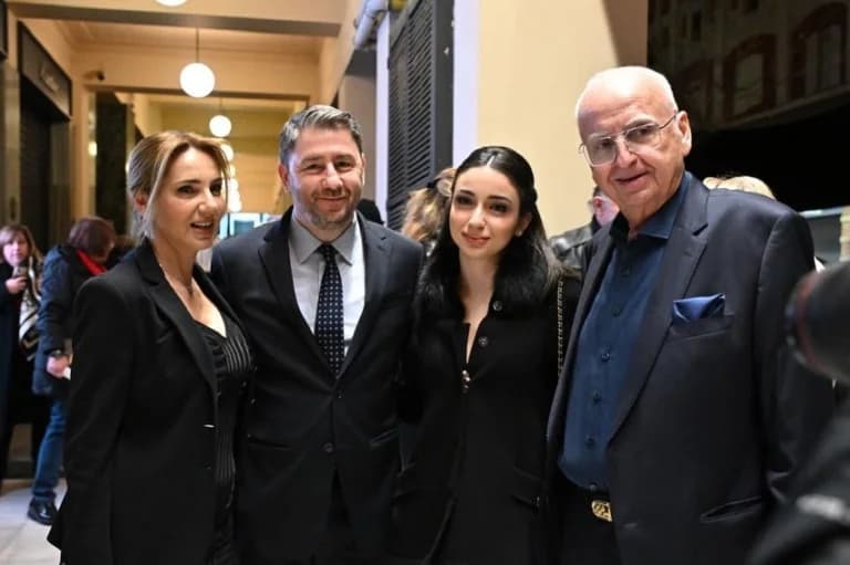 Nikos Androulakis besucht Antonis-Kalogiannis-Tribut im 'Pallas'