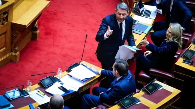 Tensión en el Parlamento por OPEKEPE: Enfrentamiento entre Androulakis y Lazaridis