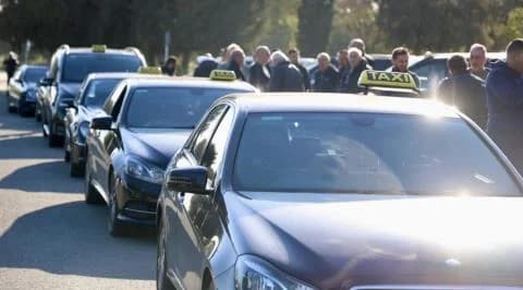 Водители такси протестуют на Кипре против пиратства и отсутствия министра