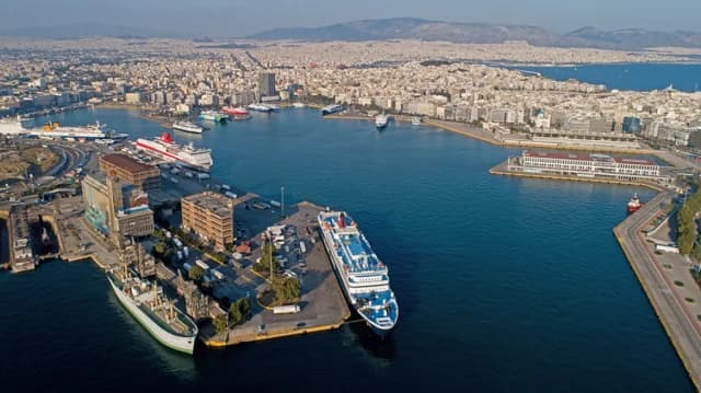 El Pireo: Un coche cae al puerto - El conductor está a salvo