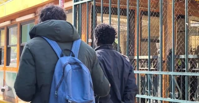 סודאני נכלא בגין איום מחוץ למטה המשטרה באתונה