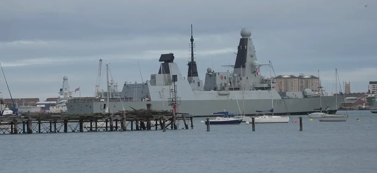 הספינה הבריטית HMS Dragon עושה דרכה לקפריסין