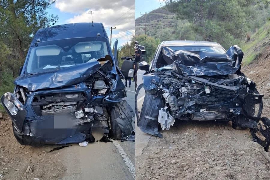 Accidente en Palaichori: Autobús escolar choca con coche – 13 heridos