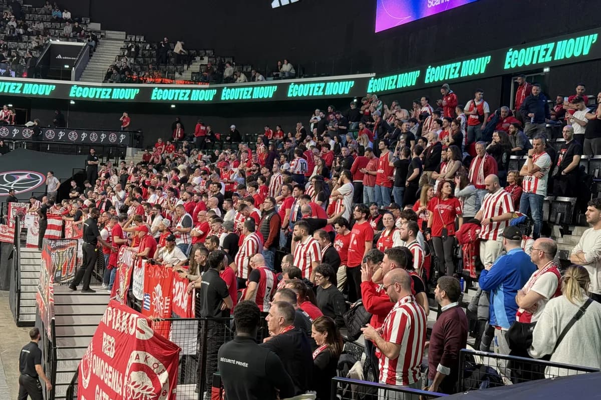 Über 1.500 Olympiacos-Fans in der Adidas Arena beim Spiel gegen Paris