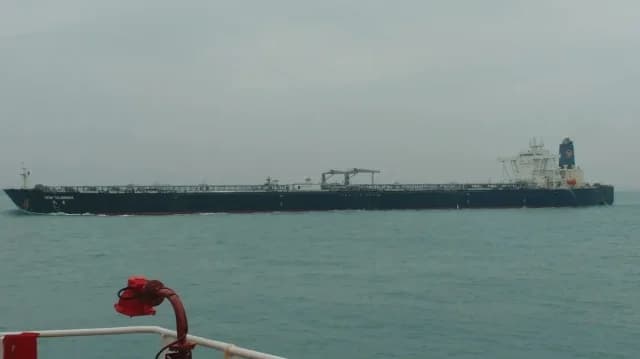 Иран: Супертанкер с иранской нефтью направляется в Китай через Ормузский пролив