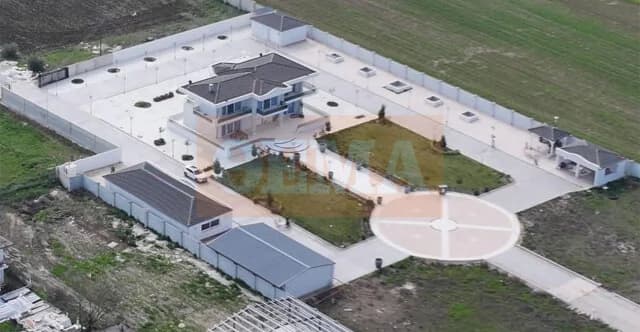 Ρομά με ελικοδρόμιο και χρυσές λίρες απολογούνται στη Λάρισα