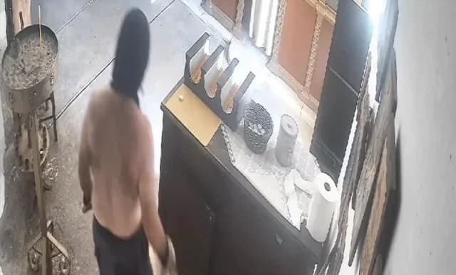 Heraklion: Halbnackter Mann stiehlt aus Kirche – Video