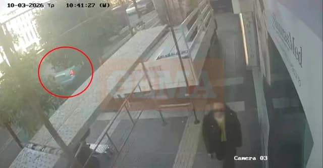 Пирей: 20-летний водитель сбил пожилую женщину и врезался в аптеку
