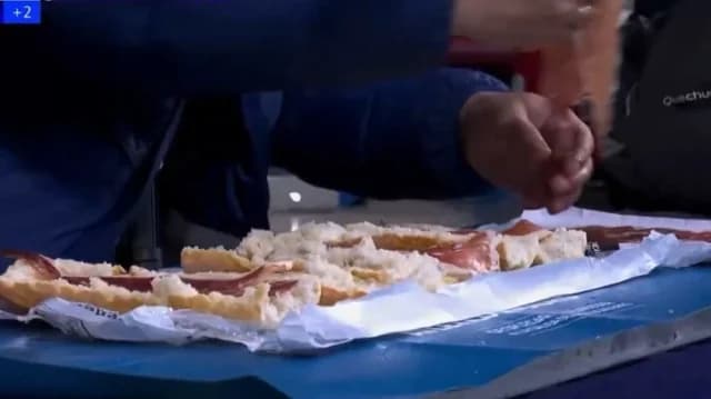 Aficionado del Atlético de Madrid prepara sándwiches en el estadio