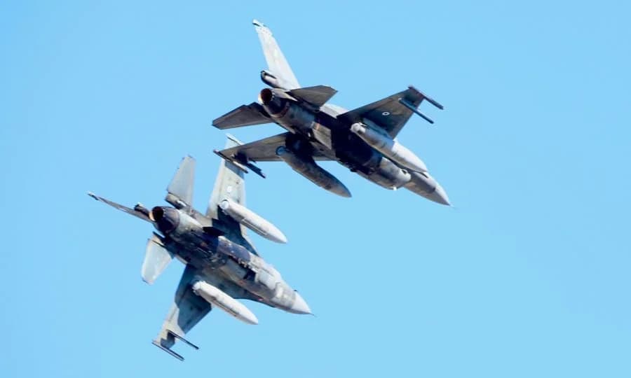 Греческие F-16 взлетели с авиабазы Пафоса для тренировки