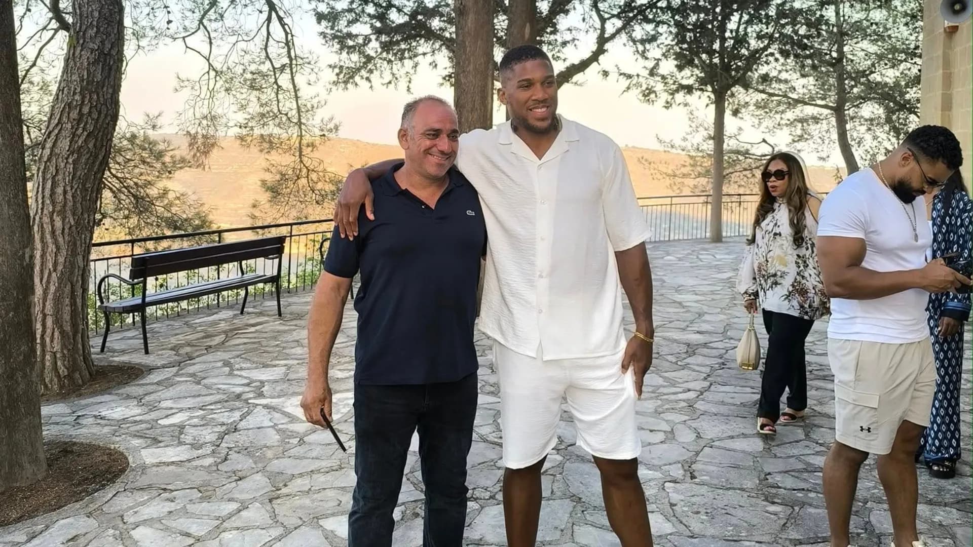 Weltberühmter Boxer Anthony Joshua besucht Dora, Limassol