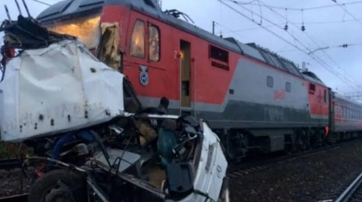 Россия: столкновение автобуса с поездом – один погибший, 11 раненых