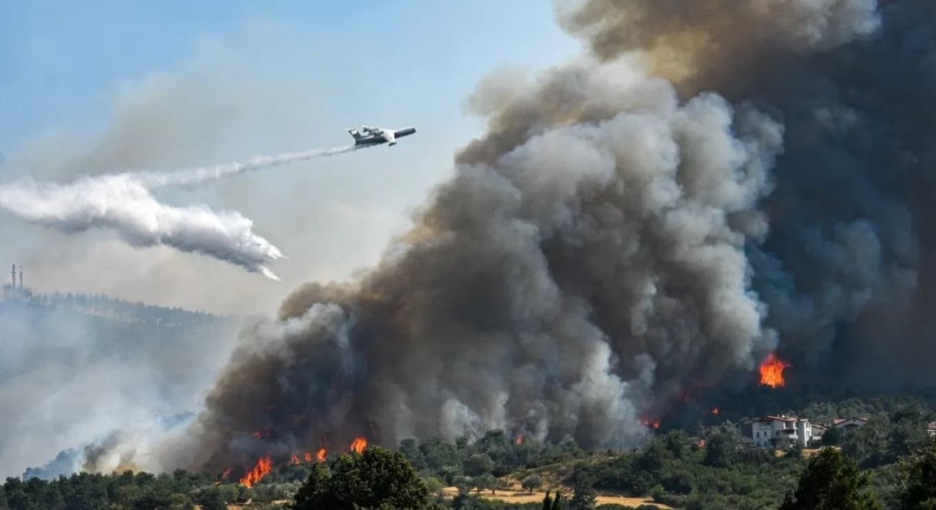 Τουρκία: Μεγάλη φωτιά στα Δαρδανέλια, εκκενώσεις και διακοπή ναυσιπλοΐας