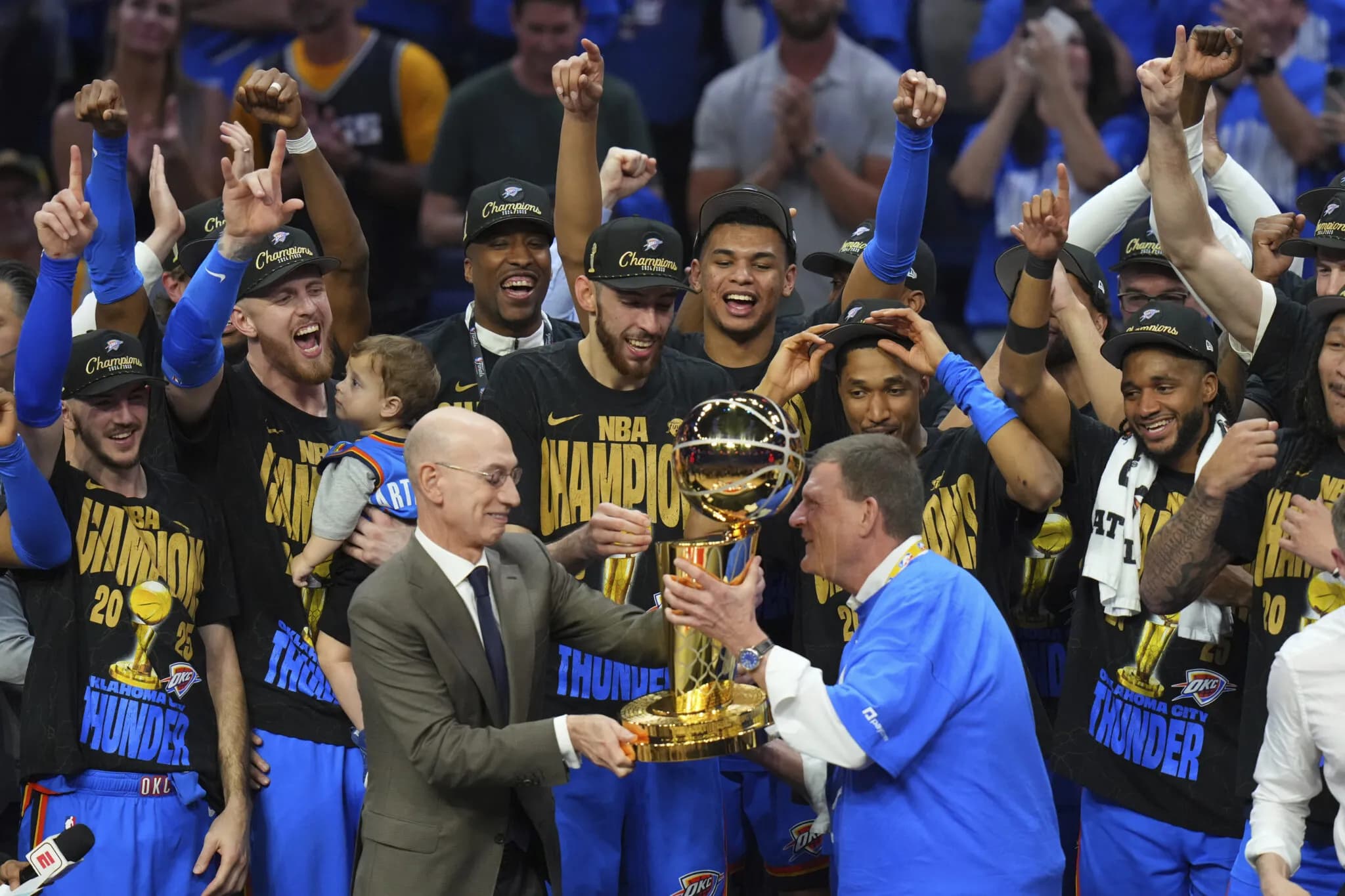 הת'אנדרס זוכים באליפות ה-NBA ומניפים את גביע לארי או'בראיין