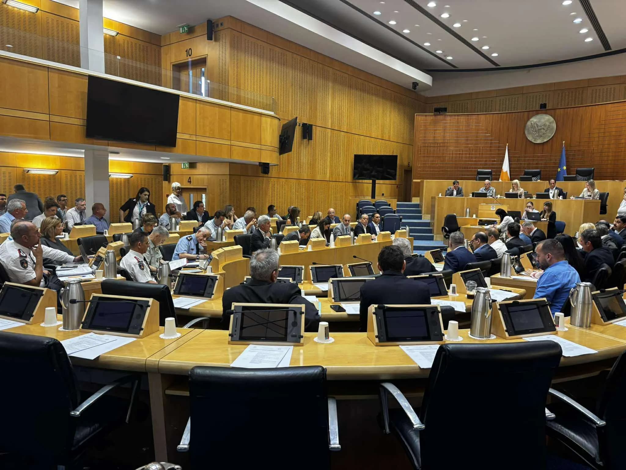Zyprisches Parlament diskutiert über tödliches Feuer in Limassol
