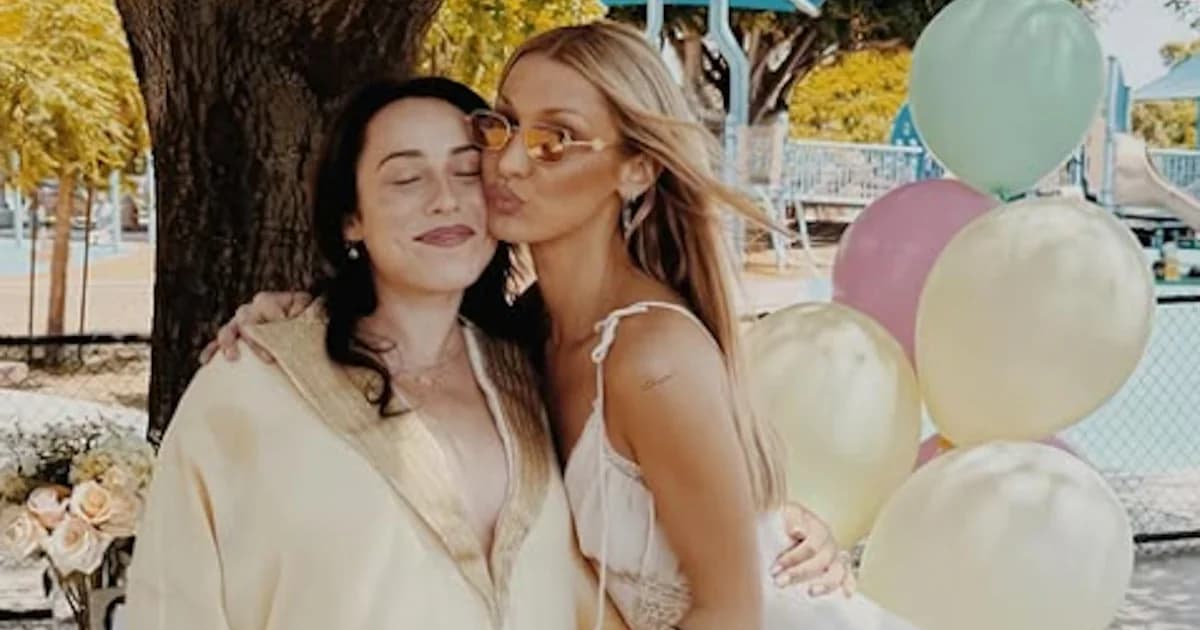 בלה חדיד: מהממת בשמלת סליפ לבנה במסיבת טרום לידה