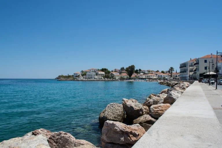 Fährverbindung Spetses-Hydra-Piräus wegen technischer Probleme gestrichen