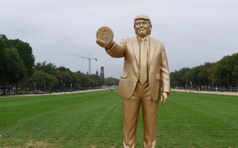 Mysteriöse Trump-Statue mit Bitcoin taucht in Washington auf